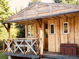 Camping Pas Cher vous présente avec son site Officiel campingpascher.fr, le CampingEcologique La Roche D'Ully classé 4 étoiles, situé sur la commune de Ornans dans le département Doubs (Franche Comté) en France. Le camping Ecologique La Roche D'Ully, vous présente un hébergement de type mobil-home de 25 m² pour 4 personnes. Le camping Ecologique La Roche D'Ully vous propose du vendredi 17 avril au vendredi 24 avril 2026 pour 7 nuits à 436€. Cette location propose 105 dates différentes pour réserver votre séjour. Découvrez également les 21 autres gammes d'hébergements du camping. Les Avis clients pour le CampingEcologique La Roche D'Ully sont de 7 sur 10. Bassin enfant, Piscine couverte, Piscine extérieure, Animations familiales, Club enfants, Aire de jeux enfants, Baby-foot, Canoë-kayak, Centre équestre, Cyclisme, Parcours sportif, Ping-pong, Piscine, Pétanque, Randonnée, Terrain de volley-ball, Bar, Dépôt de pain, Restaurant, Supermarché, Épicerie,... En savoir plus : cliquez-ICI.