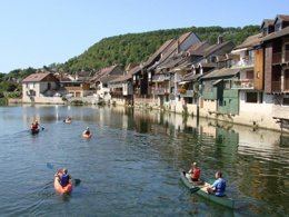 Camping Pas Cher vous présente avec son site Officiel campingpascher.fr, le CampingEcologique La Roche D'Ully classé 4 étoiles, situé sur la commune de Ornans dans le département Doubs (Franche Comté) en France. Le camping Ecologique La Roche D'Ully, vous présente un hébergement de type mobil-home de 25 m² pour 4 personnes. Le camping Ecologique La Roche D'Ully vous propose du vendredi 17 avril au vendredi 24 avril 2026 pour 7 nuits à 436€. Cette location propose 105 dates différentes pour réserver votre séjour. Découvrez également les 21 autres gammes d'hébergements du camping. Les Avis clients pour le CampingEcologique La Roche D'Ully sont de 7 sur 10. Bassin enfant, Piscine couverte, Piscine extérieure, Animations familiales, Club enfants, Aire de jeux enfants, Baby-foot, Canoë-kayak, Centre équestre, Cyclisme, Parcours sportif, Ping-pong, Piscine, Pétanque, Randonnée, Terrain de volley-ball, Bar, Dépôt de pain, Restaurant, Supermarché, Épicerie,... En savoir plus : cliquez-ICI.