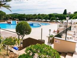 Camping Pas Cher vous présente avec son site Officiel campingpascher.fr, le Camping Calella De Palafrugell classé 4 étoiles, situé sur la commune de Calella De Palafrugell dans le département Gérone (Catalogne) en Espagne. Le camping Calella De Palafrugell, vous présente un hébergement de type mobil-home de 24 m² avec climatisation. Le camping Calella De Palafrugell vous proposeun séjour PAS CHER avec une REMISEdu jeudi 25 mars au jeudi 01 avril 2027, en promotion à -50% pour 7 nuits à 276,50 € au lieu de 553,0 € soit une Économie de 276,50 €. Cette location propose 71 dates différentes pour réserver votre séjour. Découvrez également les 6 autres gammes d'hébergements du camping. Les Avis clients pour le Camping Calella De Palafrugell sont excellents avec une note moyenne de 8 sur 10. Piscine extérieure, Animations familiales, Club ados, Club enfants, Aire de jeux enfants, Canoë-kayak, Centre équestre, Cyclisme, Ping-pong, Pétanque, Salle de fitness, Salle de jeux vidéo, Terrain de volley-ball, Terrain multisports, Bar, Boulangerie, Plats à emporter, Restaurant, Snack/Bar, Supermarché,... En savoir plus : cliquez-ICI.