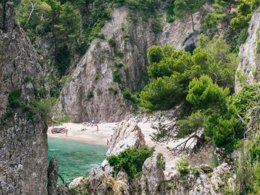 Camping Pas Cher vous présente avec son site Officiel campingpascher.fr, le Camping Calella De Palafrugell classé 4 étoiles, situé sur la commune de Calella dans le département Barcelone (Catalogne) en Espagne. Le camping Calella De Palafrugell, vous présente un hébergement de type mobil-home de 36 m² avec climatisation. Le camping Calella De Palafrugell vous proposeun séjour PAS CHER avec une REMISEdu sam. 25 avril au sam. 02 mai 2026, en promotion à -50% pour 7 nuits à 283,50 € au lieu de 567,0 € soit une Économie de 283,50 €. Cette location propose 118 dates différentes pour réserver votre séjour. Découvrez également les 6 autres gammes d'hébergements du camping. Les Avis clients pour le Camping Calella De Palafrugell sont excellents avec une note moyenne de 8 sur 10. Piscine extérieure, Animations familiales, Club ados, Club enfants, Aire de jeux enfants, Canoë-kayak, Centre équestre, Cyclisme, Ping-pong, Pétanque, Salle de fitness, Salle de jeux vidéo, Terrain de volley-ball, Terrain multisports, Bar, Boulangerie, Plats à emporter, Restaurant, Snack/Bar, Supermarché,... En savoir plus : cliquez-ICI.