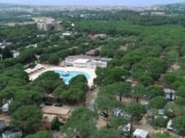Camping Pas Cher vous présente avec son site Officiel campingpascher.fr, le Camping Calella De Palafrugell classé 4 étoiles, situé sur la commune de Calella dans le département Barcelone (Catalogne) en Espagne. Le camping Calella De Palafrugell, vous présente un hébergement de type chalet de 32 m² avec climatisation. Le camping Calella De Palafrugell vous proposeun séjour PAS CHER avec une REMISEdu sam. 25 avril au sam. 02 mai 2026, en promotion à -50% pour 7 nuits à 255,50 € au lieu de 511,0 € soit une Économie de 255,50 €. Cette location propose 82 dates différentes pour réserver votre séjour. Découvrez également les 6 autres gammes d'hébergements du camping. Les Avis clients pour le Camping Calella De Palafrugell sont excellents avec une note moyenne de 8 sur 10. Piscine extérieure, Animations familiales, Club ados, Club enfants, Aire de jeux enfants, Canoë-kayak, Centre équestre, Cyclisme, Ping-pong, Pétanque, Salle de fitness, Salle de jeux vidéo, Terrain de volley-ball, Terrain multisports, Bar, Boulangerie, Plats à emporter, Restaurant, Snack/Bar, Supermarché,... En savoir plus : cliquez-ICI.