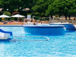 Camping Pas Cher vous présente avec son site Officiel campingpascher.fr, le Camping Calella De Palafrugell classé 4 étoiles, situé sur la commune de Calella dans le département Barcelone (Catalogne) en Espagne. Le camping Calella De Palafrugell, vous présente un hébergement de type mobil-home de 32 m² avec climatisation. Le camping Calella De Palafrugell vous proposeun séjour PAS CHER avec une REMISEdu sam. 25 avril au sam. 02 mai 2026, en promotion à -50% pour 7 nuits à 255,50 € au lieu de 511,0 € soit une Économie de 255,50 €. Cette location propose 123 dates différentes pour réserver votre séjour. Découvrez également les 6 autres gammes d'hébergements du camping. Les Avis clients pour le Camping Calella De Palafrugell sont excellents avec une note moyenne de 8 sur 10. Piscine extérieure, Animations familiales, Club ados, Club enfants, Aire de jeux enfants, Canoë-kayak, Centre équestre, Cyclisme, Ping-pong, Pétanque, Salle de fitness, Salle de jeux vidéo, Terrain de volley-ball, Terrain multisports, Bar, Boulangerie, Plats à emporter, Restaurant, Snack/Bar, Supermarché,... En savoir plus : cliquez-ICI.