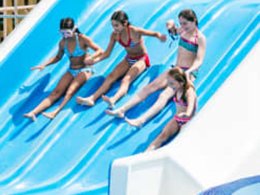 Camping Pas Cher vous présente avec son site Officiel campingpascher.fr, le Camping Calella De Palafrugell classé 4 étoiles, situé sur la commune de Calella dans le département Barcelone (Catalogne) en Espagne. Le camping Calella De Palafrugell, vous présente un hébergement de type mobil-home de 32 m² avec climatisation. Le camping Calella De Palafrugell vous proposeun séjour PAS CHER avec une REMISEdu sam. 25 avril au sam. 02 mai 2026, en promotion à -50% pour 7 nuits à 255,50 € au lieu de 511,0 € soit une Économie de 255,50 €. Cette location propose 92 dates différentes pour réserver votre séjour. Découvrez également les 6 autres gammes d'hébergements du camping. Les Avis clients pour le Camping Calella De Palafrugell sont excellents avec une note moyenne de 8 sur 10. Piscine extérieure, Animations familiales, Club ados, Club enfants, Aire de jeux enfants, Canoë-kayak, Centre équestre, Cyclisme, Ping-pong, Pétanque, Salle de fitness, Salle de jeux vidéo, Terrain de volley-ball, Terrain multisports, Bar, Boulangerie, Plats à emporter, Restaurant, Snack/Bar, Supermarché,... En savoir plus : cliquez-ICI.