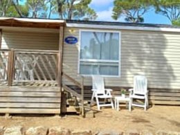 Camping Pas Cher vous présente avec son site Officiel campingpascher.fr, le Camping Calella De Palafrugell classé 4 étoiles, situé sur la commune de Calella dans le département Barcelone (Catalogne) en Espagne. Le camping Calella De Palafrugell, vous présente un hébergement de type chalet de 32 m² avec climatisation. Le camping Calella De Palafrugell vous proposeun séjour PAS CHER avec une REMISEdu sam. 25 avril au sam. 02 mai 2026, en promotion à -50% pour 7 nuits à 255,50 € au lieu de 511,0 € soit une Économie de 255,50 €. Cette location propose 82 dates différentes pour réserver votre séjour. Découvrez également les 6 autres gammes d'hébergements du camping. Les Avis clients pour le Camping Calella De Palafrugell sont excellents avec une note moyenne de 8 sur 10. Piscine extérieure, Animations familiales, Club ados, Club enfants, Aire de jeux enfants, Canoë-kayak, Centre équestre, Cyclisme, Ping-pong, Pétanque, Salle de fitness, Salle de jeux vidéo, Terrain de volley-ball, Terrain multisports, Bar, Boulangerie, Plats à emporter, Restaurant, Snack/Bar, Supermarché,... En savoir plus : cliquez-ICI.