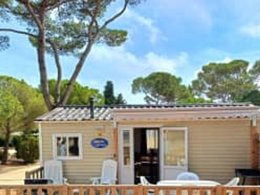 Camping Pas Cher vous présente avec son site Officiel campingpascher.fr, le Camping Calella De Palafrugell classé 4 étoiles, situé sur la commune de Calella dans le département Barcelone (Catalogne) en Espagne. Le camping Calella De Palafrugell, vous présente un hébergement de type mobil-home de 24 m² avec climatisation. Le camping Calella De Palafrugell vous proposeun séjour PAS CHER avec une REMISEdu sam. 25 avril au sam. 02 mai 2026, en promotion à -50% pour 7 nuits à 241,50 € au lieu de 483,0 € soit une Économie de 241,50 €. Cette location propose 80 dates différentes pour réserver votre séjour. Découvrez également les 6 autres gammes d'hébergements du camping. Les Avis clients pour le Camping Calella De Palafrugell sont excellents avec une note moyenne de 8 sur 10. Piscine extérieure, Animations familiales, Club ados, Club enfants, Aire de jeux enfants, Canoë-kayak, Centre équestre, Cyclisme, Ping-pong, Pétanque, Salle de fitness, Salle de jeux vidéo, Terrain de volley-ball, Terrain multisports, Bar, Boulangerie, Plats à emporter, Restaurant, Snack/Bar, Supermarché,... En savoir plus : cliquez-ICI.