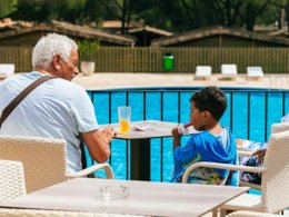 Camping Pas Cher vous présente avec son site Officiel campingpascher.fr, le Camping Calella De Palafrugell classé 4 étoiles, situé sur la commune de Calella dans le département Barcelone (Catalogne) en Espagne. Le camping Calella De Palafrugell, vous présente un hébergement de type mobil-home de 24 m² avec climatisation. Le camping Calella De Palafrugell vous proposeun séjour PAS CHER avec une REMISEdu sam. 25 avril au sam. 02 mai 2026, en promotion à -50% pour 7 nuits à 241,50 € au lieu de 483,0 € soit une Économie de 241,50 €. Cette location propose 80 dates différentes pour réserver votre séjour. Découvrez également les 6 autres gammes d'hébergements du camping. Les Avis clients pour le Camping Calella De Palafrugell sont excellents avec une note moyenne de 8 sur 10. Piscine extérieure, Animations familiales, Club ados, Club enfants, Aire de jeux enfants, Canoë-kayak, Centre équestre, Cyclisme, Ping-pong, Pétanque, Salle de fitness, Salle de jeux vidéo, Terrain de volley-ball, Terrain multisports, Bar, Boulangerie, Plats à emporter, Restaurant, Snack/Bar, Supermarché,... En savoir plus : cliquez-ICI.