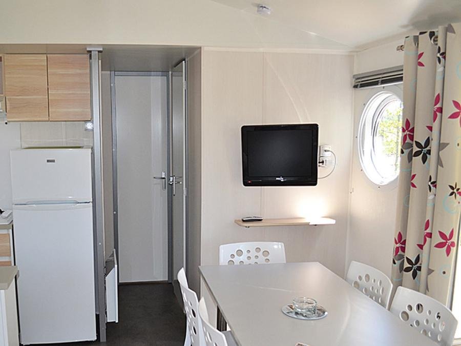 Camping Pas Cher vous présente avec son site Officiel campingpascher.fr, le Camping Le Moulin Des Effres **** classé 4 étoiles, situé sur la commune de Secondigny dans le département Deux-sèvres (Poitou Charentes) en France. Le camping Le Moulin Des Effres **** vous propose un hébergement de type mobil-home de 37 m² pour 8 personnes (télévision). L'établissement vous propose 10 autres types d'hébergements. Découvrez tous nos séjours à petits prix dans la commune et aux alentours de Secondigny du département : Deux-sèvres (Poitou Charentes). Les Avis clients pour le Camping Le Moulin Des Effres **** sont excellents avec une note moyenne de 8 sur 10. Lac, Piscine chauffée, Piscine extérieure, Animation ados, Animations familiales, Club enfants, Aire de jeux enfants, Baby-foot, Court de tennis, Parcours sportif, Ping-pong, Pétanque, Randonnée, Skatepark, Terrain de basketball, Terrain de football, Bar, Boulangerie, Bureau de tabac, Dépôt de pain, Snack/Bar, Station-service, Supermarché, Épicerie,... En savoir plus : cliquez-ICI.