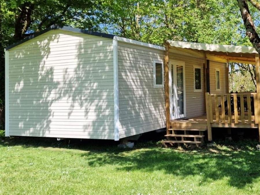Camping Pas Cher vous présente avec son site Officiel campingpascher.fr, le Camping Le Moulin Des Effres **** classé 4 étoiles, situé sur la commune de Secondigny dans le département Deux-sèvres (Poitou Charentes) en France. Le camping Le Moulin Des Effres ****, vous présente un hébergement de type mobil-home de 32 m² pour 4 personnes et télévision. Le camping Le Moulin Des Effres **** vous propose du sam. 15 août au sam. 22 août 2026, en promotion à -13% pour 7 nuits à 797 € au lieu de 917,0 € soit une Économie de 120 €. Cette location propose 80 dates différentes pour réserver votre séjour. Découvrez également les 10 autres gammes d'hébergements du camping. Les Avis clients pour le Camping Le Moulin Des Effres **** sont excellents avec une note moyenne de 8 sur 10. Lac, Piscine chauffée, Piscine extérieure, Animation ados, Animations familiales, Club enfants, Aire de jeux enfants, Baby-foot, Court de tennis, Parcours sportif, Ping-pong, Pétanque, Randonnée, Skatepark, Terrain de basketball, Terrain de football, Bar, Boulangerie, Bureau de tabac, Dépôt de pain, Snack/Bar, Station-service, Supermarché, Épicerie,... En savoir plus : cliquez-ICI.