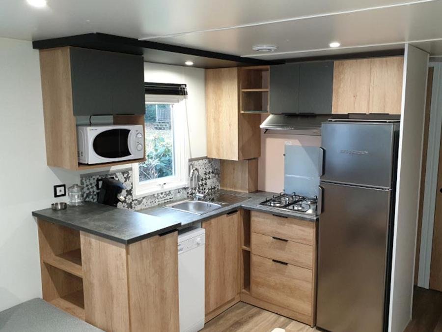 Camping Pas Cher vous présente avec son site Officiel campingpascher.fr, le Camping Le Moulin Des Effres **** classé 4 étoiles, situé sur la commune de Secondigny dans le département Deux-sèvres (Poitou Charentes) en France. Le camping Le Moulin Des Effres **** vous propose un hébergement de type mobil-home de 45 m² pour 8 personnes (télévision). L'établissement vous propose 10 autres types d'hébergements. Découvrez tous nos séjours à petits prix dans la commune et aux alentours de Secondigny du département : Deux-sèvres (Poitou Charentes). Les Avis clients pour le Camping Le Moulin Des Effres **** sont excellents avec une note moyenne de 8 sur 10. Lac, Piscine chauffée, Piscine extérieure, Animation ados, Animations familiales, Club enfants, Aire de jeux enfants, Baby-foot, Court de tennis, Parcours sportif, Ping-pong, Pétanque, Randonnée, Skatepark, Terrain de basketball, Terrain de football, Bar, Boulangerie, Bureau de tabac, Dépôt de pain, Snack/Bar, Station-service, Supermarché, Épicerie,... En savoir plus : cliquez-ICI.