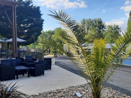 Camping Pas Cher vous présente avec son site Officiel campingpascher.fr, le Camping Le Moulin Des Effres **** classé 4 étoiles, situé sur la commune de Secondigny dans le département Deux-sèvres (Poitou Charentes) en France. Le camping Le Moulin Des Effres ****, vous présente un hébergement de type hébergement insolite de 19 m² pour 4 personnes. Le camping Le Moulin Des Effres **** vous propose du sam. 04 juillet au sam. 11 juillet 2026, en promotion à -19% pour 7 nuits à 303 € au lieu de 378,0 € soit une Économie de 75 €. Cette location propose 81 dates différentes pour réserver votre séjour. Découvrez également les 10 autres gammes d'hébergements du camping. Les Avis clients pour le Camping Le Moulin Des Effres **** sont excellents avec une note moyenne de 8 sur 10. Lac, Piscine chauffée, Piscine extérieure, Animation ados, Animations familiales, Club enfants, Aire de jeux enfants, Baby-foot, Court de tennis, Parcours sportif, Ping-pong, Pétanque, Randonnée, Skatepark, Terrain de basketball, Terrain de football, Bar, Boulangerie, Bureau de tabac, Dépôt de pain, Snack/Bar, Station-service, Supermarché, Épicerie,... En savoir plus : cliquez-ICI.