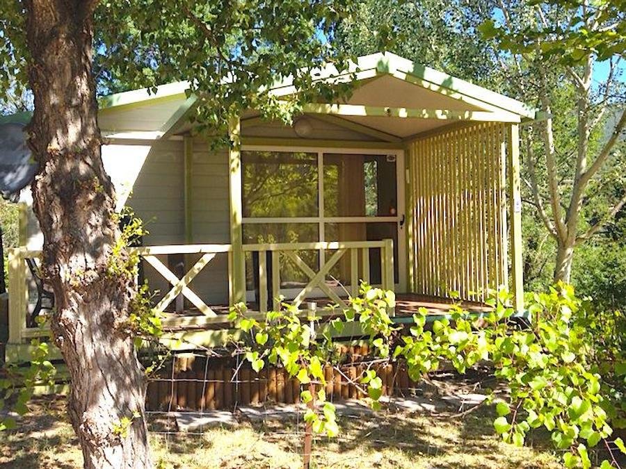 Camping Pas Cher vous présente avec son site Officiel campingpascher.fr, le Camping Des Sources classé 3 étoiles, situé sur la commune de Soubes dans le département Hérault (Languedoc Roussillon) en France. Le camping Des Sources, vous présente un hébergement de type chalet de 29 m² pour 2 personnes. Le camping Des Sources vous propose du sam. 06 juin au sam. 13 juin 2026 pour 7 nuits à 490€. Cette location propose 67 dates différentes pour réserver votre séjour. Découvrez également les 5 autres gammes d'hébergements du camping. Les Avis clients pour le Camping Des Sources sont excellents avec une note moyenne de 8 sur 10. Rivière, Piscine chauffée, Piscine extérieure, Animation enfants, Animations familiales, Aire de jeux enfants, Centre équestre, Cyclisme, Ping-pong, Pétanque, Randonnée, Terrain multisports, Trampoline, Bar, Dépôt de pain, Plats à emporter, Snack/Bar,... En savoir plus : cliquez-ICI.