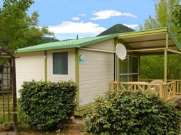 Camping Pas Cher vous présente avec son site Officiel campingpascher.fr, le Camping Des Sources classé 3 étoiles, situé sur la commune de Soubes dans le département Hérault (Languedoc Roussillon) en France. Le camping Des Sources, vous présente un hébergement de type chalet de 20 m² pour 2 personnes. Le camping Des Sources vous propose du vendredi 03 avril au vendredi 10 avril 2026 pour 7 nuits à 420€. Cette location propose 137 dates différentes pour réserver votre séjour. Découvrez également les 5 autres gammes d'hébergements du camping. Les Avis clients pour le Camping Des Sources sont excellents avec une note moyenne de 8 sur 10. Rivière, Piscine chauffée, Piscine extérieure, Animation enfants, Animations familiales, Aire de jeux enfants, Centre équestre, Cyclisme, Ping-pong, Pétanque, Randonnée, Terrain multisports, Trampoline, Bar, Dépôt de pain, Plats à emporter, Snack/Bar,... En savoir plus : cliquez-ICI.