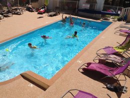 Camping Pas Cher vous présente avec son site Officiel campingpascher.fr, le Camping Des Sources classé 3 étoiles, situé sur la commune de Soubes dans le département Hérault (Languedoc Roussillon) en France. Le camping Des Sources, vous présente un hébergement de type chalet de 35 m² pour 2 personnes. Le camping Des Sources vous propose du vendredi 03 avril au vendredi 10 avril 2026 pour 7 nuits à 525€. Cette location propose 137 dates différentes pour réserver votre séjour. Découvrez également les 5 autres gammes d'hébergements du camping. Les Avis clients pour le Camping Des Sources sont excellents avec une note moyenne de 8 sur 10. Rivière, Piscine chauffée, Piscine extérieure, Animation enfants, Animations familiales, Aire de jeux enfants, Centre équestre, Cyclisme, Ping-pong, Pétanque, Randonnée, Terrain multisports, Trampoline, Bar, Dépôt de pain, Plats à emporter, Snack/Bar,... En savoir plus : cliquez-ICI.