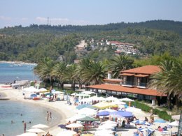 Camping Pas Cher vous présente avec son site Officiel campingpascher.fr, le Camping Castello, situé sur la commune de Tripotamos dans le département îles Ioniennes (Grece) en Grece. Le camping Castello, vous présente un hébergement de type mobil-home de 24 m² avec climatisation. Le camping Castello vous proposeun séjour PAS CHER avec une REMISEdu sam. 19 septembre au sam. 26 septembre 2026, en promotion à -42% pour 7 nuits à 280 € au lieu de 490,0 € soit une Économie de 210 €. Cette location propose 7 dates différentes pour réserver votre séjour. Découvrez également les 2 autres gammes d'hébergements du camping. Mer, Court de tennis, Ping-pong, Terrain de basketball, Terrain de volley-ball, Terrain multisports, Bar, Restaurant, Épicerie,... En savoir plus : cliquez-ICI.