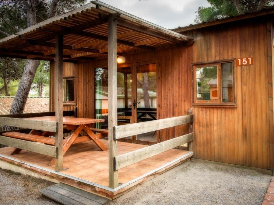 Camping Pas Cher vous présente avec son site Officiel campingpascher.fr, le Camping Vilanova Park classé 4 étoiles, situé sur la commune de Vilanova I La Geltru dans le département Barcelone (Catalogne) en Espagne. Le camping Vilanova Park vous propose un hébergement de type bungalow de 33 m² avec climatisation (télévision). L'établissement vous propose 23 autres types d'hébergements. Découvrez tous nos séjours à petits prix dans la commune et aux alentours de Vilanova I La Geltru du département : Barcelone (Catalogne). Les Avis clients pour le Camping Vilanova Park sont excellents avec une note moyenne de 8 sur 10. Piscine couverte, Piscine extérieure, Animations familiales, Club enfants, Aire de jeux enfants, Centre équestre, Court de tennis, Golf, Ping-pong, Pétanque, Salle de fitness, Terrain de football, Terrain multisports, Trampoline, Bar, Dépôt de pain, Plats à emporter, Restaurant, Snack/Bar,... En savoir plus : cliquez-ICI.