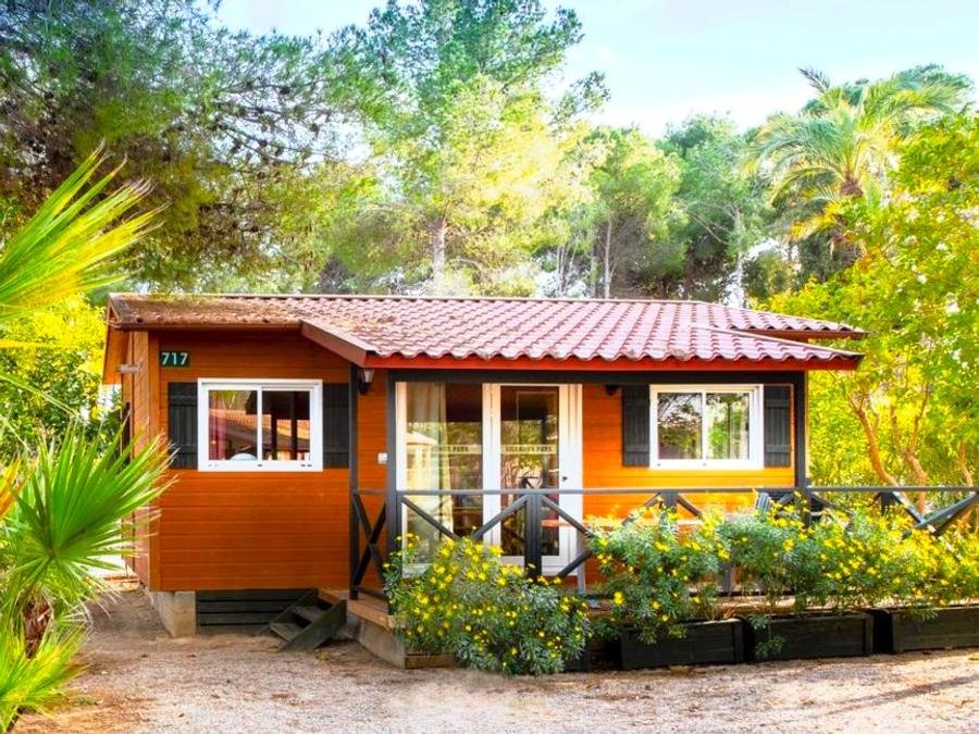 Camping Pas Cher vous présente avec son site Officiel campingpascher.fr, le Camping Vilanova Park classé 4 étoiles, situé sur la commune de Vilanova I La Geltru dans le département Barcelone (Catalogne) en Espagne. Le camping Vilanova Park, vous présente un hébergement de type bungalow de 48 m² avec climatisation et télévision. Le camping Vilanova Park vous propose du sam. 05 septembre au sam. 12 septembre 2026 pour 7 nuits à 1286.95€. Cette location propose 104 dates différentes pour réserver votre séjour. Découvrez également les 35 autres gammes d'hébergements du camping. Les Avis clients pour le Camping Vilanova Park sont excellents avec une note moyenne de 8 sur 10. Piscine couverte, Piscine extérieure, Animations familiales, Club enfants, Aire de jeux enfants, Centre équestre, Court de tennis, Golf, Ping-pong, Pétanque, Salle de fitness, Terrain de football, Terrain multisports, Trampoline, Bar, Plats à emporter, Restaurant, Snack/Bar,... En savoir plus : cliquez-ICI.