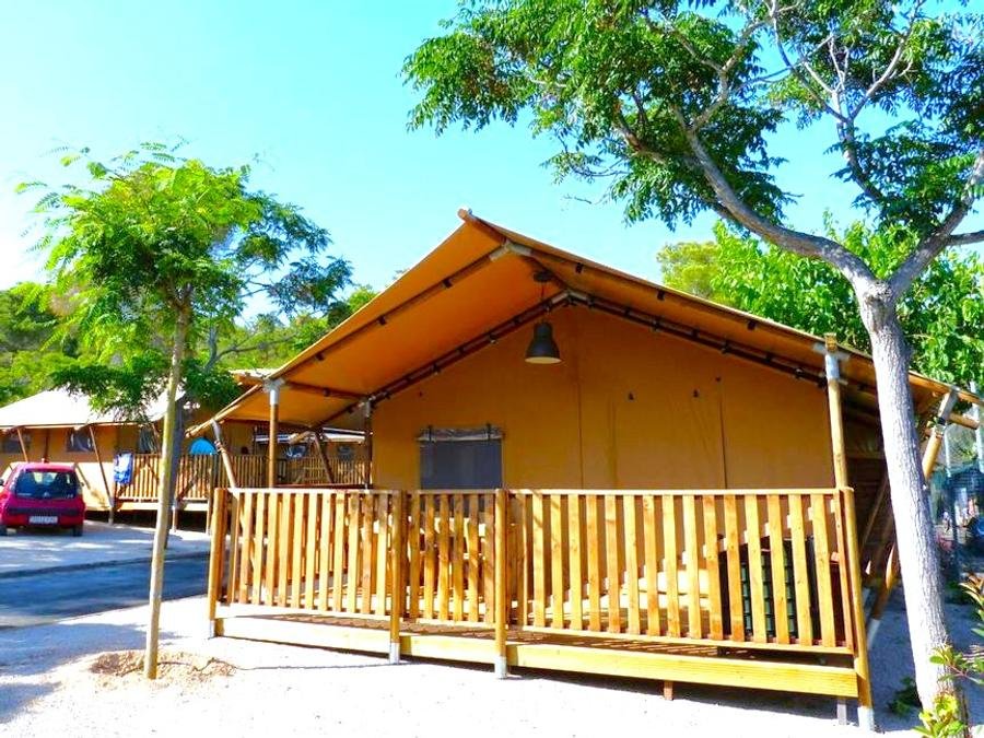 Camping Pas Cher vous présente avec son site Officiel campingpascher.fr, le Camping Vilanova Park classé 4 étoiles, situé sur la commune de Vilanova I La Geltru dans le département Barcelone (Catalogne) en Espagne. Le camping Vilanova Park, vous présente un hébergement de type tente de 43 m² avec climatisation. Le camping Vilanova Park vous propose du lundi 06 juillet au lundi 13 juillet 2026, en promotion à -9% pour 7 nuits à 1000 € au lieu de 1102,0 € soit une Économie de 102 €. Cette location propose 34 dates différentes pour réserver votre séjour. Découvrez également les 33 autres gammes d'hébergements du camping. Les Avis clients pour le Camping Vilanova Park sont excellents avec une note moyenne de 8 sur 10. Piscine couverte, Piscine extérieure, Animations familiales, Club enfants, Aire de jeux enfants, Centre équestre, Court de tennis, Golf, Ping-pong, Pétanque, Salle de fitness, Terrain de football, Terrain multisports, Trampoline, Bar, Plats à emporter, Restaurant, Snack/Bar,... En savoir plus : cliquez-ICI.