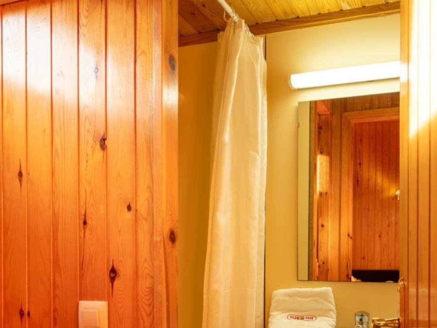 Camping Pas Cher vous présente avec son site Officiel campingpascher.fr, le Camping Vilanova Park classé 4 étoiles, situé sur la commune de Vilanova I La Geltru dans le département Barcelone (Catalogne) en Espagne. Le camping Vilanova Park, vous présente un hébergement de type chalet de 33 m² avec climatisation et télévision. Le camping Vilanova Park vous proposeun séjour PAS CHER avec une REMISEdu sam. 29 août au sam. 05 septembre 2026, en promotion à -37% pour 7 nuits à 439 € au lieu de 706,0 € soit une Économie de 267 €. Cette location propose 5 dates différentes pour réserver votre séjour. Découvrez également les 33 autres gammes d'hébergements du camping. Les Avis clients pour le Camping Vilanova Park sont excellents avec une note moyenne de 8 sur 10. Piscine couverte, Piscine extérieure, Animations familiales, Club enfants, Aire de jeux enfants, Centre équestre, Court de tennis, Golf, Ping-pong, Pétanque, Salle de fitness, Terrain de football, Terrain multisports, Trampoline, Bar, Plats à emporter, Restaurant, Snack/Bar,... En savoir plus : cliquez-ICI.