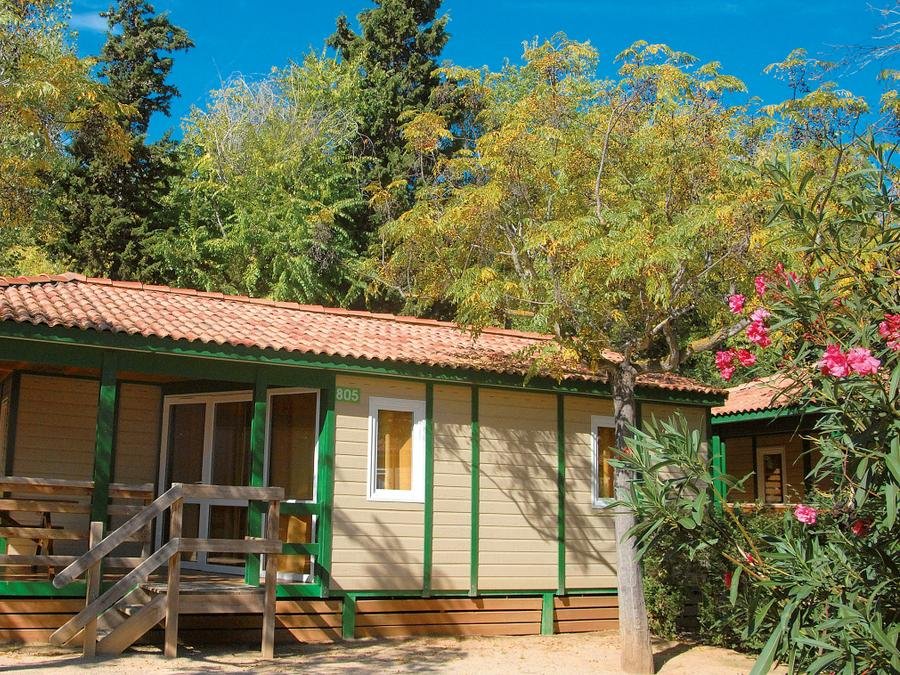 Camping Pas Cher vous présente avec son site Officiel campingpascher.fr, le Camping Vilanova Park classé 4 étoiles, situé sur la commune de Vilanova I La Geltru dans le département Barcelone (Catalogne) en Espagne. Le camping Vilanova Park, vous présente un hébergement de type chalet de 50 m² avec climatisation et télévision. Le camping Vilanova Park vous proposeun séjour PAS CHER avec une REMISEdu sam. 20 juin au sam. 27 juin 2026, en promotion à -30% pour 7 nuits à 699,30 € au lieu de 999,0 € soit une Économie de 299,70 €. Cette location propose 10 dates différentes pour réserver votre séjour. Découvrez également les 33 autres gammes d'hébergements du camping. Les Avis clients pour le Camping Vilanova Park sont excellents avec une note moyenne de 8 sur 10. Piscine couverte, Piscine extérieure, Animations familiales, Club enfants, Aire de jeux enfants, Centre équestre, Court de tennis, Golf, Ping-pong, Pétanque, Salle de fitness, Terrain de football, Terrain multisports, Trampoline, Bar, Plats à emporter, Restaurant, Snack/Bar,... En savoir plus : cliquez-ICI.