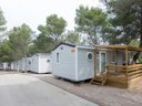 Camping Pas Cher vous présente avec son site Officiel campingpascher.fr, le Camping Vilanova Park classé 4 étoiles, situé sur la commune de Vilanova I La Geltru dans le département Barcelone (Catalogne) en Espagne. Le camping Vilanova Park, vous présente un hébergement de type mobil-home de 49 m² avec climatisation. Le camping Vilanova Park vous proposeun séjour PAS CHER avec une REMISEdu sam. 13 juin au sam. 20 juin 2026, en promotion à -72% pour 7 nuits à 399 € au lieu de 1441,0 € soit une Économie de 1042 €. Cette location propose 26 dates différentes pour réserver votre séjour. Découvrez également les 29 autres gammes d'hébergements du camping. Les Avis clients pour le Camping Vilanova Park sont excellents avec une note moyenne de 8 sur 10. Piscine couverte, Piscine extérieure, Animations familiales, Club enfants, Aire de jeux enfants, Centre équestre, Court de tennis, Golf, Ping-pong, Pétanque, Salle de fitness, Terrain de football, Terrain multisports, Trampoline, Bar, Dépôt de pain, Plats à emporter, Restaurant, Snack/Bar,... En savoir plus : cliquez-ICI.