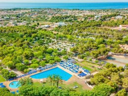 Camping Pas Cher vous présente avec son site Officiel campingpascher.fr, le Camping Vilanova Park classé 4 étoiles, situé sur la commune de Vilanova I La Geltru dans le département Barcelone (Catalogne) en Espagne. Le camping Vilanova Park, vous présente un hébergement de type bungalow de 58 m² pour 2 personnes avec climatisation et télévision. Le camping Vilanova Park vous propose du sam. 05 septembre au sam. 12 septembre 2026 pour 7 nuits à 854.75€. Cette location propose 115 dates différentes pour réserver votre séjour. Découvrez également les 35 autres gammes d'hébergements du camping. Les Avis clients pour le Camping Vilanova Park sont excellents avec une note moyenne de 8 sur 10. Piscine couverte, Piscine extérieure, Animations familiales, Club enfants, Aire de jeux enfants, Centre équestre, Court de tennis, Golf, Ping-pong, Pétanque, Salle de fitness, Terrain de football, Terrain multisports, Trampoline, Bar, Plats à emporter, Restaurant, Snack/Bar,... En savoir plus : cliquez-ICI.