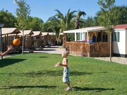 Camping Pas Cher vous présente avec son site Officiel campingpascher.fr, le Camping Vilanova Park classé 4 étoiles, situé sur la commune de Vilanova I La Geltru dans le département Barcelone (Catalogne) en Espagne. Le camping Vilanova Park, vous présente un hébergement de type mobil-home de 24 m² pour 1 personne avec climatisation. Le camping Vilanova Park vous propose du sam. 04 juillet au sam. 11 juillet 2026, en promotion à -13% pour 7 nuits à 1104 € au lieu de 1273,0 € soit une Économie de 169 €. Cette location propose 94 dates différentes pour réserver votre séjour. Découvrez également les 24 autres gammes d'hébergements du camping. Les Avis clients pour le Camping Vilanova Park sont excellents avec une note moyenne de 8 sur 10. Piscine couverte, Piscine extérieure, Animations familiales, Club enfants, Aire de jeux enfants, Centre équestre, Court de tennis, Golf, Ping-pong, Pétanque, Salle de fitness, Terrain de football, Terrain multisports, Trampoline, Bar, Plats à emporter, Restaurant, Snack/Bar,... En savoir plus : cliquez-ICI.