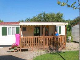 Camping Pas Cher vous présente avec son site Officiel campingpascher.fr, le Camping Vilanova Park classé 4 étoiles, situé sur la commune de Vilanova I La Geltru dans le département Barcelone (Catalogne) en Espagne. Le camping Vilanova Park, vous présente un hébergement de type mobil-home de 26 m² pour 2 personnes avec climatisation. Le camping Vilanova Park vous propose du sam. 04 juillet au sam. 11 juillet 2026, en promotion à -13% pour 7 nuits à 924 € au lieu de 1063,0 € soit une Économie de 139 €. Cette location propose 95 dates différentes pour réserver votre séjour. Découvrez également les 24 autres gammes d'hébergements du camping. Les Avis clients pour le Camping Vilanova Park sont excellents avec une note moyenne de 8 sur 10. Piscine couverte, Piscine extérieure, Animations familiales, Club enfants, Aire de jeux enfants, Centre équestre, Court de tennis, Golf, Ping-pong, Pétanque, Salle de fitness, Terrain de football, Terrain multisports, Trampoline, Bar, Plats à emporter, Restaurant, Snack/Bar,... En savoir plus : cliquez-ICI.