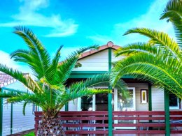 Camping Pas Cher vous présente avec son site Officiel campingpascher.fr, le Camping Vilanova Park classé 4 étoiles, situé sur la commune de Vilanova I La Geltru dans le département Barcelone (Catalogne) en Espagne. Le camping Vilanova Park vous propose un hébergement de type bungalow de 53 m² pour 2 personnes avec climatisation (télévision). Cet hébergement propose plus de 201 dates différentes pour réserver ! Pour dévouvrir la période la moins chère, consultez la rubrique 'Tarifs' et sélectionnez votre mois de départ. L'établissement vous propose 24 autres types d'hébergements. Découvrez tous nos séjours à petits prix dans la commune et aux alentours de Vilanova I La Geltru du département : Barcelone (Catalogne). Les Avis clients pour le Camping Vilanova Park sont excellents avec une note moyenne de 8 sur 10. Piscine couverte, Piscine extérieure, Animations familiales, Club enfants, Aire de jeux enfants, Centre équestre, Court de tennis, Golf, Ping-pong, Pétanque, Salle de fitness, Terrain de football, Terrain multisports, Trampoline, Bar, Plats à emporter, Restaurant, Snack/Bar,... En savoir plus : cliquez-ICI.