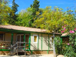 Camping Pas Cher vous présente avec son site Officiel campingpascher.fr, le Camping Vilanova Park classé 4 étoiles, situé sur la commune de Vilanova I La Geltru dans le département Barcelone (Catalogne) en Espagne. Le camping Vilanova Park vous propose un hébergement de type bungalow de 50 m² pour 2 personnes avec climatisation (télévision). Cet hébergement propose plus de 267 dates différentes pour réserver ! Pour dévouvrir la période la moins chère, consultez la rubrique 'Tarifs' et sélectionnez votre mois de départ. L'établissement vous propose 24 autres types d'hébergements. Découvrez tous nos séjours à petits prix dans la commune et aux alentours de Vilanova I La Geltru du département : Barcelone (Catalogne). Les Avis clients pour le Camping Vilanova Park sont excellents avec une note moyenne de 8 sur 10. Piscine couverte, Piscine extérieure, Animations familiales, Club enfants, Aire de jeux enfants, Centre équestre, Court de tennis, Golf, Ping-pong, Pétanque, Salle de fitness, Terrain de football, Terrain multisports, Trampoline, Bar, Plats à emporter, Restaurant, Snack/Bar,... En savoir plus : cliquez-ICI.