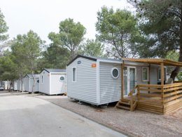 Camping Pas Cher vous présente avec son site Officiel campingpascher.fr, le Camping Vilanova Park classé 4 étoiles, situé sur la commune de Vilanova I La Geltru dans le département Barcelone (Catalogne) en Espagne. Le camping Vilanova Park, vous présente un hébergement de type mobil-home de 49 m² avec climatisation. Le camping Vilanova Park vous proposeun séjour PAS CHER avec une REMISEdu sam. 13 juin au sam. 20 juin 2026, en promotion à -72% pour 7 nuits à 399 € au lieu de 1441,0 € soit une Économie de 1042 €. Cette location propose 26 dates différentes pour réserver votre séjour. Découvrez également les 29 autres gammes d'hébergements du camping. Les Avis clients pour le Camping Vilanova Park sont excellents avec une note moyenne de 8 sur 10. Piscine couverte, Piscine extérieure, Animations familiales, Club enfants, Aire de jeux enfants, Centre équestre, Court de tennis, Golf, Ping-pong, Pétanque, Salle de fitness, Terrain de football, Terrain multisports, Trampoline, Bar, Dépôt de pain, Plats à emporter, Restaurant, Snack/Bar,... En savoir plus : cliquez-ICI.