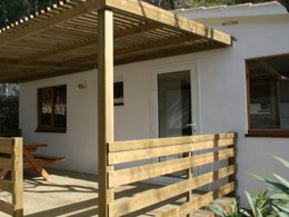 Camping Pas Cher vous présente avec son site Officiel campingpascher.fr, le Camping Vilanova Park classé 4 étoiles, situé sur la commune de Vilanova I La Geltru dans le département Barcelone (Catalogne) en Espagne. Le camping Vilanova Park, vous présente un hébergement de type bungalow de 50 m² avec climatisation et télévision. Le camping Vilanova Park vous propose du sam. 21 mars au sam. 28 mars 2026 pour 7 nuits à 209€. Cette location propose 26 dates différentes pour réserver votre séjour. Découvrez également les 29 autres gammes d'hébergements du camping. Les Avis clients pour le Camping Vilanova Park sont excellents avec une note moyenne de 8 sur 10. Piscine couverte, Piscine extérieure, Animations familiales, Club enfants, Aire de jeux enfants, Centre équestre, Court de tennis, Golf, Ping-pong, Pétanque, Salle de fitness, Terrain de football, Terrain multisports, Trampoline, Bar, Plats à emporter, Restaurant, Snack/Bar,... En savoir plus : cliquez-ICI.