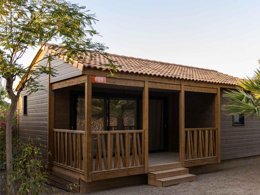 Camping Pas Cher vous présente avec son site Officiel campingpascher.fr, le Camping Vilanova Park classé 4 étoiles, situé sur la commune de Vilanova I La Geltru dans le département Barcelone (Catalogne) en Espagne. Le camping Vilanova Park vous propose un hébergement de type bungalow avec climatisation. L'établissement vous propose 24 autres types d'hébergements. Découvrez tous nos séjours à petits prix dans la commune et aux alentours de Vilanova I La Geltru du département : Barcelone (Catalogne). Les Avis clients pour le Camping Vilanova Park sont excellents avec une note moyenne de 8 sur 10. Piscine couverte, Piscine extérieure, Animations familiales, Club enfants, Aire de jeux enfants, Centre équestre, Court de tennis, Golf, Ping-pong, Pétanque, Salle de fitness, Terrain de football, Terrain multisports, Trampoline, Bar, Plats à emporter, Restaurant, Snack/Bar,... En savoir plus : cliquez-ICI.