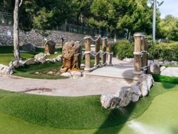 Camping Pas Cher vous présente avec son site Officiel campingpascher.fr, le Camping Vilanova Park classé 4 étoiles, situé sur la commune de Vilanova I La Geltru dans le département Barcelone (Catalogne) en Espagne. Le camping Vilanova Park, vous présente un hébergement de type bungalow de 50 m² avec climatisation et télévision. Le camping Vilanova Park vous propose du sam. 21 mars au sam. 28 mars 2026 pour 7 nuits à 209€. Cette location propose 26 dates différentes pour réserver votre séjour. Découvrez également les 29 autres gammes d'hébergements du camping. Les Avis clients pour le Camping Vilanova Park sont excellents avec une note moyenne de 8 sur 10. Piscine couverte, Piscine extérieure, Animations familiales, Club enfants, Aire de jeux enfants, Centre équestre, Court de tennis, Golf, Ping-pong, Pétanque, Salle de fitness, Terrain de football, Terrain multisports, Trampoline, Bar, Plats à emporter, Restaurant, Snack/Bar,... En savoir plus : cliquez-ICI.