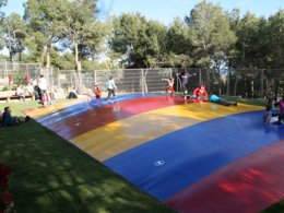 Camping Pas Cher vous présente avec son site Officiel campingpascher.fr, le Camping Vilanova Park classé 4 étoiles, situé sur la commune de Vilanova I La Geltru dans le département Barcelone (Catalogne) en Espagne. Le camping Vilanova Park, vous présente un hébergement de type bungalow de 48 m² avec climatisation et télévision. Le camping Vilanova Park vous propose du jeudi 01 janvier au jeudi 08 janvier 2026 pour 7 nuits à 1286.95€. Cette location propose 250 dates différentes pour réserver votre séjour. Découvrez également les 24 autres gammes d'hébergements du camping. Les Avis clients pour le Camping Vilanova Park sont excellents avec une note moyenne de 8 sur 10. Piscine couverte, Piscine extérieure, Animations familiales, Club enfants, Aire de jeux enfants, Centre équestre, Court de tennis, Golf, Ping-pong, Pétanque, Salle de fitness, Terrain de football, Terrain multisports, Trampoline, Bar, Plats à emporter, Restaurant, Snack/Bar,... En savoir plus : cliquez-ICI.