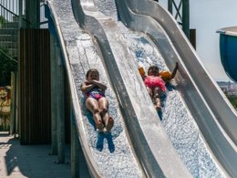 Camping Pas Cher vous présente avec son site Officiel campingpascher.fr, le Camping Vilanova Park classé 4 étoiles, situé sur la commune de Vilanova I La Geltru dans le département Barcelone (Catalogne) en Espagne. Le camping Vilanova Park, vous présente un hébergement de type mobil-home de 49 m² avec climatisation. Le camping Vilanova Park vous proposeun séjour PAS CHER avec une REMISEdu sam. 13 juin au sam. 20 juin 2026, en promotion à -72% pour 7 nuits à 399 € au lieu de 1441,0 € soit une Économie de 1042 €. Cette location propose 26 dates différentes pour réserver votre séjour. Découvrez également les 29 autres gammes d'hébergements du camping. Les Avis clients pour le Camping Vilanova Park sont excellents avec une note moyenne de 8 sur 10. Piscine couverte, Piscine extérieure, Animations familiales, Club enfants, Aire de jeux enfants, Centre équestre, Court de tennis, Golf, Ping-pong, Pétanque, Salle de fitness, Terrain de football, Terrain multisports, Trampoline, Bar, Dépôt de pain, Plats à emporter, Restaurant, Snack/Bar,... En savoir plus : cliquez-ICI.