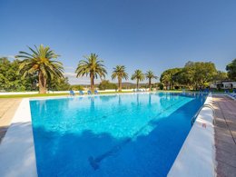 Camping Pas Cher vous présente avec son site Officiel campingpascher.fr, le Établissement Internacional Palamos, situé sur la commune de Palamos dans le département Gérone (Catalogne) en Espagne. L'établissement Internacional Palamos vous propose un hébergement de type tente toile et bois de 25 m². L'établissement vous propose 7 autres types d'hébergements. Découvrez tous nos séjours à petits prix dans la commune et aux alentours de Palamos du département : Gérone (Catalogne).... En savoir plus : cliquez-ICI.