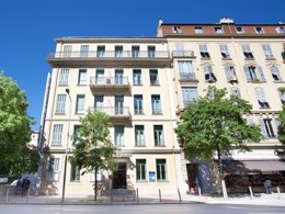 Camping Pas Cher vous présente avec son site Officiel campingpascher.fr, la Résidence Palais Rossini classé 2 étoiles, située sur la commune de Nice dans le département Alpes-maritimes (Provence-alpes-côte D'azur) en France. La résidence Palais Rossini, vous présente un hébergement de type studio. La résidence Palais Rossini vous propose du sam. 13 décembre au sam. 20 décembre 2025 avec une PROMO de DERNIÈRE MINUTE, en promotion à -20% pour 7 nuits à 415,20 € au lieu de 519 € soit une Économie de 103,80 €. Cette location propose 4 dates différentes pour réserver votre séjour. Découvrez également les 3 autres gammes d'hébergements de la résidence. Canoë-kayak, Centre équestre, Court de tennis, Golf,... En savoir plus : cliquez-ICI.