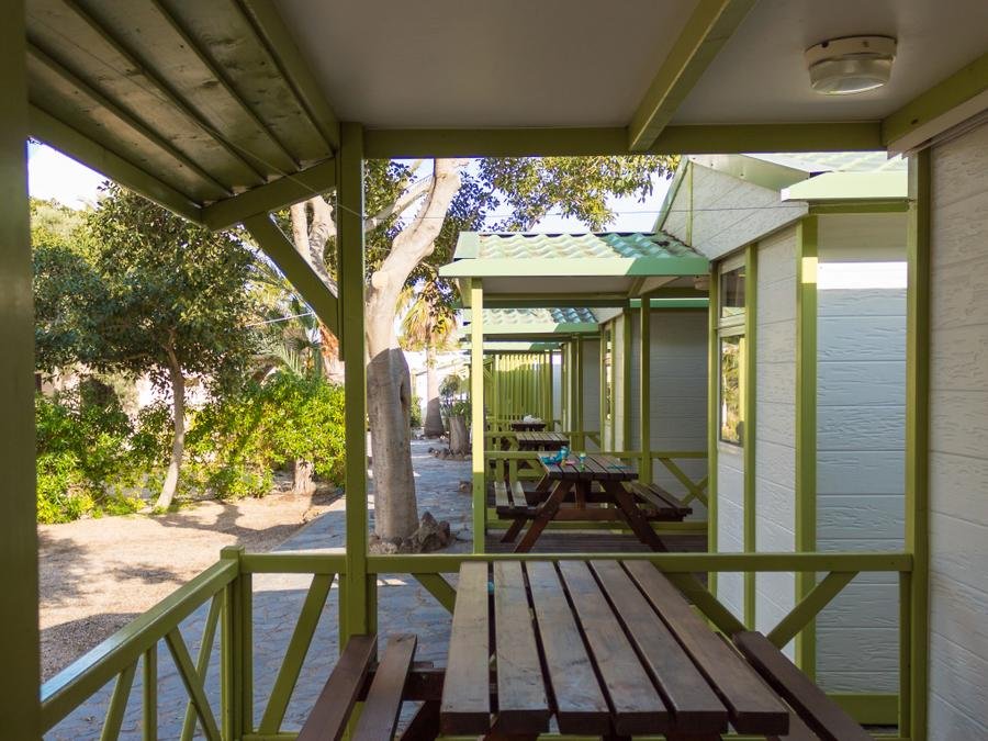 Camping Pas Cher vous présente avec son site Officiel campingpascher.fr, le Camping Los Escullos classé 4 étoiles, situé sur la commune de Nijar dans le département Almería (Andalousie) en Espagne. Le camping Los Escullos, vous présente un hébergement de type bungalow de 35 m² pour 2 personnes avec climatisation et télévision. Le camping Los Escullos vous propose du vendredi 11 septembre au vendredi 18 septembre 2026 pour 7 nuits à 862€. Cette location propose 11 dates différentes pour réserver votre séjour. Découvrez également les 2 autres gammes d'hébergements du camping. Les Avis clients pour le Camping Los Escullos sont excellents avec une note moyenne de 8 sur 10. Piscine extérieure, Canoë-kayak, Court de tennis, Plongée, Pétanque, Salle de fitness, Terrain de basketball, Terrain de beach-volley, Terrain de football, Terrain de volley-ball, Terrain multisports, Bar, Dépôt de pain, Pizzeria, Plats à emporter, Restaurant, Épicerie,... En savoir plus : cliquez-ICI.