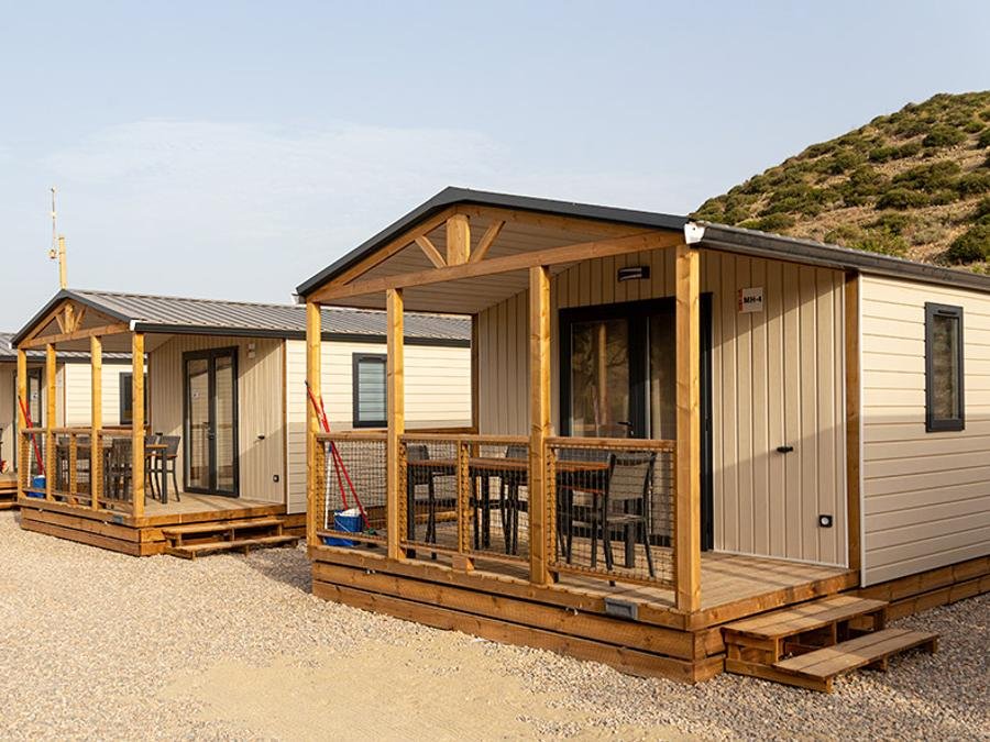 Camping Pas Cher vous présente avec son site Officiel campingpascher.fr, le Camping Los Escullos classé 4 étoiles, situé sur la commune de Nijar dans le département Almería (Andalousie) en Espagne. Le camping Los Escullos, vous présente un hébergement de type mobil-home de 25 m² pour 1 personne et télévision. Le camping Los Escullos vous propose du dimanche 23 août au dimanche 30 août 2026 pour 7 nuits à 1113€. Cette location propose 4 dates différentes pour réserver votre séjour. Découvrez également les 2 autres gammes d'hébergements du camping. Les Avis clients pour le Camping Los Escullos sont excellents avec une note moyenne de 8 sur 10. Piscine extérieure, Canoë-kayak, Court de tennis, Plongée, Pétanque, Salle de fitness, Terrain de basketball, Terrain de beach-volley, Terrain de football, Terrain de volley-ball, Terrain multisports, Bar, Dépôt de pain, Pizzeria, Plats à emporter, Restaurant, Épicerie,... En savoir plus : cliquez-ICI.
