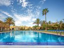 Camping Pas Cher vous présente avec son site Officiel campingpascher.fr, le Camping Los Escullos classé 4 étoiles, situé sur la commune de Nijar dans le département Almería (Andalousie) en Espagne. Le camping Los Escullos, vous présente un hébergement de type bungalow de 35 m² pour 2 personnes avec climatisation et télévision. Le camping Los Escullos vous propose du vendredi 11 septembre au vendredi 18 septembre 2026 pour 7 nuits à 862€. Cette location propose 11 dates différentes pour réserver votre séjour. Découvrez également les 2 autres gammes d'hébergements du camping. Les Avis clients pour le Camping Los Escullos sont excellents avec une note moyenne de 8 sur 10. Piscine extérieure, Canoë-kayak, Court de tennis, Plongée, Pétanque, Salle de fitness, Terrain de basketball, Terrain de beach-volley, Terrain de football, Terrain de volley-ball, Terrain multisports, Bar, Dépôt de pain, Pizzeria, Plats à emporter, Restaurant, Épicerie,... En savoir plus : cliquez-ICI.