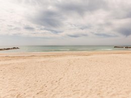 Camping Pas Cher vous présente avec son site Officiel campingpascher.fr, le Camping Domaine Saint Maurice classé 3 étoiles, situé sur la commune de Palavas Les Flots dans le département Hérault (Languedoc Roussillon) en France. Le camping Domaine Saint Maurice, vous présente un hébergement de type mobil-home de 22 m² avec climatisation et télévision. Le camping Domaine Saint Maurice vous proposeun séjour PAS CHER avec une REMISEdu sam. 16 mai au sam. 23 mai 2026, en promotion à -30% pour 7 nuits à 259 € au lieu de 370,0 € soit une Économie de 111 €. Cette location propose 22 dates différentes pour réserver votre séjour. Découvrez également les 2 autres gammes d'hébergements du camping. Les Avis clients pour le Camping Domaine Saint Maurice sont excellents avec une note moyenne de 8 sur 10. Mer, Piscine extérieure, Animations familiales, Aire de jeux enfants, Ping-pong, Pétanque, Terrain multisports, Bar, Dépôt de pain, Plats à emporter, Restaurant, Snack/Bar,... En savoir plus : cliquez-ICI.