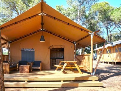 Cliquez pour découvrir toutes les photos de l'HÉBERGEMENT ! tente en toile et bois - Mas Patoxas photo 2