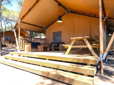 Cliquez pour découvrir toutes les photos de l'HÉBERGEMENT ! tente en toile et bois - Mas Patoxas photo 3