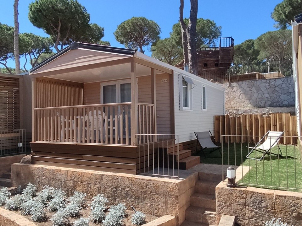 Camping Pas Cher vous présente avec son site Officiel campingpascher.fr, le Établissement Interpals Eco Resort, situé sur la commune de Pals dans le département Gérone (Catalogne) en Espagne. L'établissement Interpals Eco Resort vous propose un hébergement de type bungalow de 30 m². L'établissement vous propose 9 autres types d'hébergements. Découvrez tous nos séjours à petits prix dans la commune et aux alentours de Pals du département : Gérone (Catalogne).... En savoir plus : cliquez-ICI.