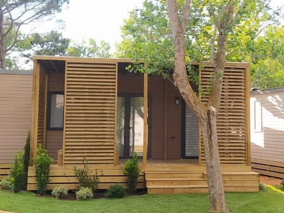 Camping Pas Cher vous présente avec son site Officiel campingpascher.fr, le Établissement Playa Brava, situé sur la commune de Pals dans le département Gérone (Catalogne) en Espagne. L'établissement Playa Brava vous propose un hébergement de type mobil-home de 32 m². L'établissement vous propose 10 autres types d'hébergements. Découvrez tous nos séjours à petits prix dans la commune et aux alentours de Pals du département : Gérone (Catalogne).... En savoir plus : cliquez-ICI.