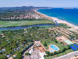 Camping Pas Cher vous présente avec son site Officiel campingpascher.fr, le Établissement Playa Brava, situé sur la commune de Pals dans le département Gérone (Catalogne) en Espagne. L'établissement Playa Brava vous propose un hébergement de type mobil-home de 31 m². L'établissement vous propose 10 autres types d'hébergements. Découvrez tous nos séjours à petits prix dans la commune et aux alentours de Pals du département : Gérone (Catalogne).... En savoir plus : cliquez-ICI.