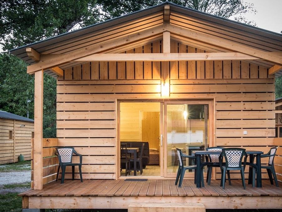 Camping Pas Cher vous présente avec son site Officiel campingpascher.fr, le Camping Campings Vacances Mont Blanc De L'Ecureuil classé 3 étoiles, situé sur la commune de Passy dans le département Haute-savoie (Rhône Alpes) en France. Le camping Campings Vacances Mont Blanc De L'Ecureuil, vous présente un hébergement de type chalet de 35 m² pour 6 personnes et télévision. Le camping Campings Vacances Mont Blanc De L'Ecureuil vous propose du sam. 03 octobre au sam. 10 octobre 2026 pour 7 nuits à 650€. Cette location propose 72 dates différentes pour réserver votre séjour. Découvrez également les 4 autres gammes d'hébergements du camping. Les Avis clients pour le Camping Campings Vacances Mont Blanc De L'Ecureuil sont excellents avec une note moyenne de 8 sur 10. Lac, Aire de jeux enfants, Ping-pong, Pétanque, Rafting, Randonnée, Terrain de beach-volley, Dépôt de pain, Restaurant,... En savoir plus : cliquez-ICI.