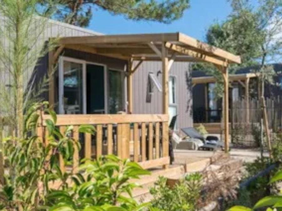 Camping Pas Cher vous présente avec son site Officiel campingpascher.fr, le CampingLes Iles classé 5 étoiles, situé sur la commune de Penestin dans le département Morbihan (Bretagne) en France. Le camping Les Iles vous propose un hébergement de type mobil-home de 27 m² (télévision). L'établissement vous propose 9 autres types d'hébergements. Découvrez tous nos séjours à petits prix dans la commune et aux alentours de Penestin du département : Morbihan (Bretagne). Les Avis clients pour le CampingLes Iles sont de 7 sur 10. Mer, Piscine chauffée, Piscine extérieure, Animations familiales, Club enfants, Aire de jeux enfants, Parcours sportif, Ping-pong, Pétanque, Terrain multisports, Bar, Dépôt de pain, Plats à emporter, Restaurant, Snack/Bar, Épicerie,... En savoir plus : cliquez-ICI.