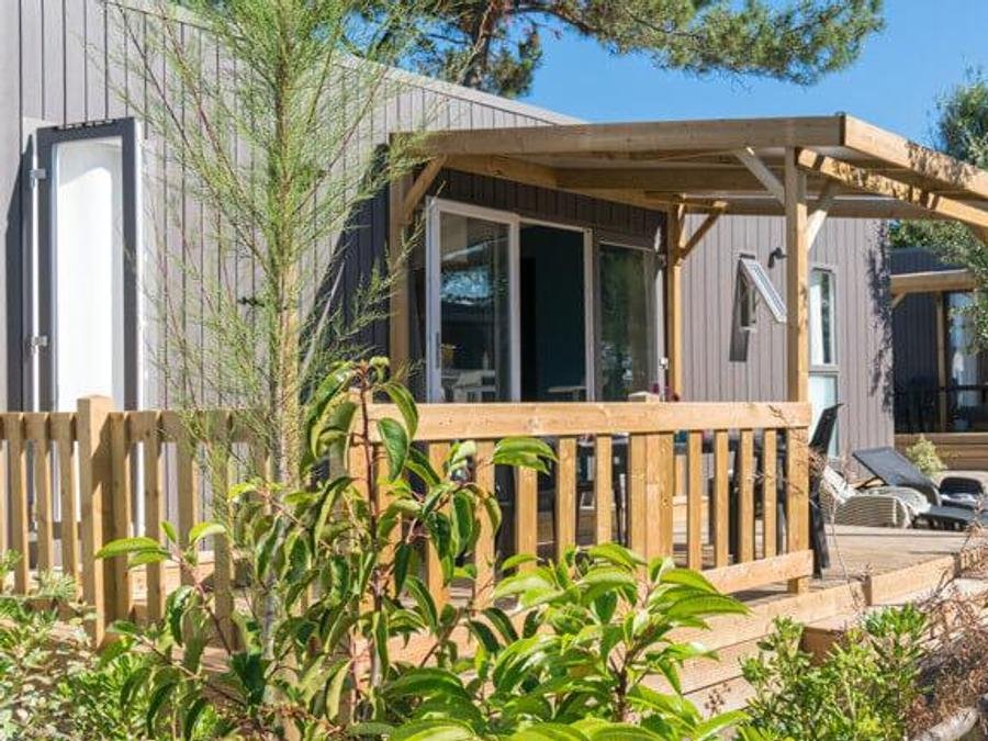 Camping Pas Cher vous présente avec son site Officiel campingpascher.fr, le CampingLes Îles classé 5 étoiles, situé sur la commune de Penestin dans le département Morbihan (Bretagne) en France. Le camping Les Îles, vous présente un hébergement de type mobil-home de 38 m² pour 1 personne avec climatisation et télévision. Le camping Les Îles vous propose du vendredi 18 septembre au vendredi 25 septembre 2026 pour 7 nuits à 640€. Cette location propose 4 dates différentes pour réserver votre séjour. Découvrez également les 7 autres gammes d'hébergements du camping. Les Avis clients pour le CampingLes Îles sont excellents avec une note moyenne de 8 sur 10. Mer, Piscine chauffée, Piscine extérieure, Animations familiales, Club enfants, Aire de jeux enfants, Parcours sportif, Ping-pong, Pétanque, Terrain multisports, Bar, Dépôt de pain, Plats à emporter, Restaurant, Snack/Bar, Épicerie,... En savoir plus : cliquez-ICI.
