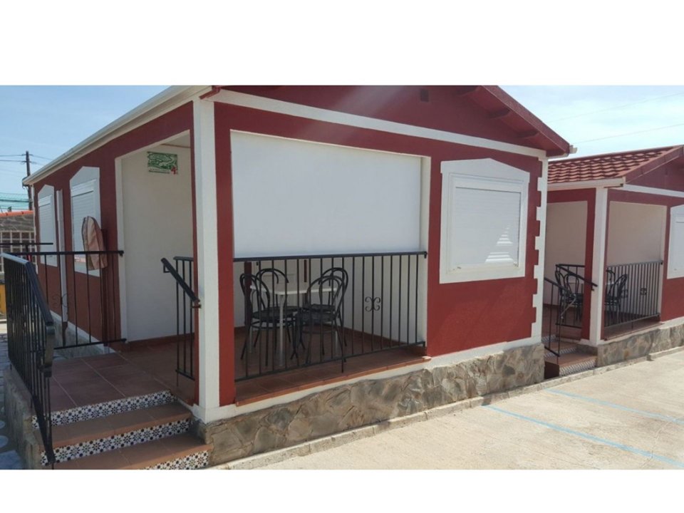 Camping Pas Cher vous présente avec son site Officiel campingpascher.fr, le Camping Los Pinos classé 4 étoiles, situé sur la commune de Peniscola dans le département Castellón (Valencia) en Espagne. Le camping Los Pinos vous propose un hébergement de type bungalow de 24 m² avec climatisation (télévision). L'établissement vous propose 3 autres types d'hébergements. Découvrez tous nos séjours à petits prix dans la commune et aux alentours de Peniscola du département : Castellón (Valencia). Les Avis clients pour le Camping Los Pinos sont de 7 sur 10. Mer, Piscine extérieure, Aire de jeux enfants, Plongée, Pétanque, Terrain multisports, Bar, Brasserie, Pizzeria, Restaurant,... En savoir plus : cliquez-ICI.